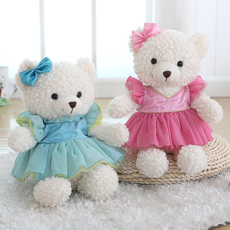 دمية دب بيضاء